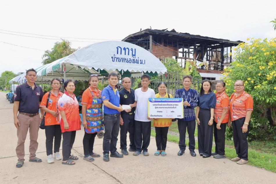 วันที่ 30 เมษายน 2569 เทศบาลตำบลหนองไผ่ นำโดย ร้อยตรีธีระยุทธ  สีหาทับ นายกเทศมนตรีตำบลหนองไผ่ พร้อมพนักงานเทศบาล  มอบเงินช่วยเหลือผู้ประสบเหตุอัคคีภัย บ้านหนองไผ่ ตำบลหนองไผ่ อำเภอเมือง  จังหวัดอุดรธานี #ผู้ประสบเหตุอัคคีภัย #เทศบาลตำบลหนองไผ่